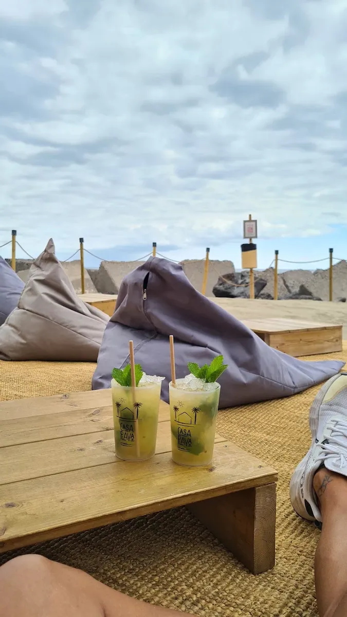 Mojitos en la zona chill con pufs