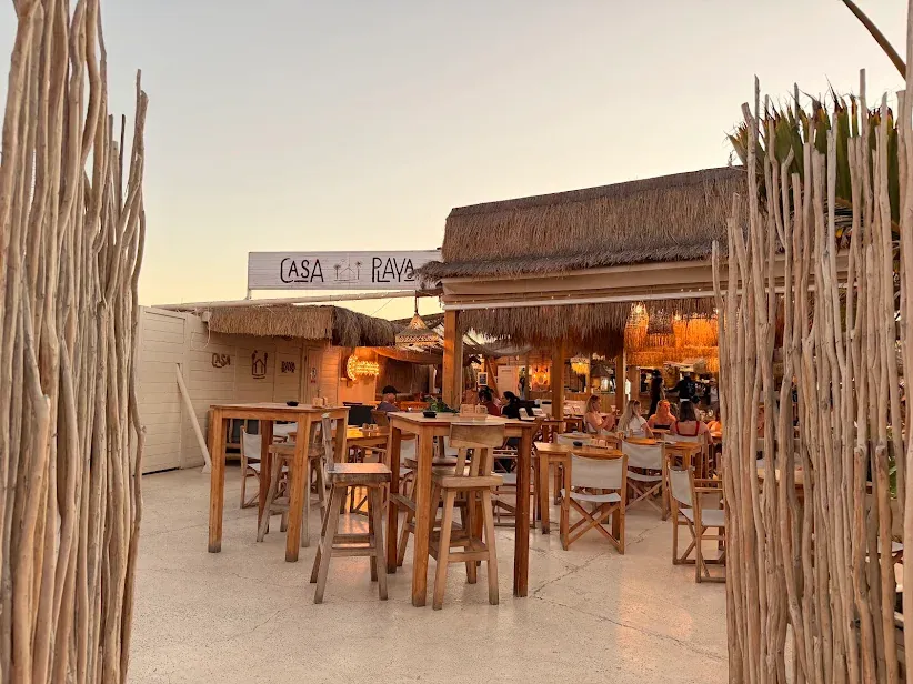 Terraza de Casa Playa al atardecer