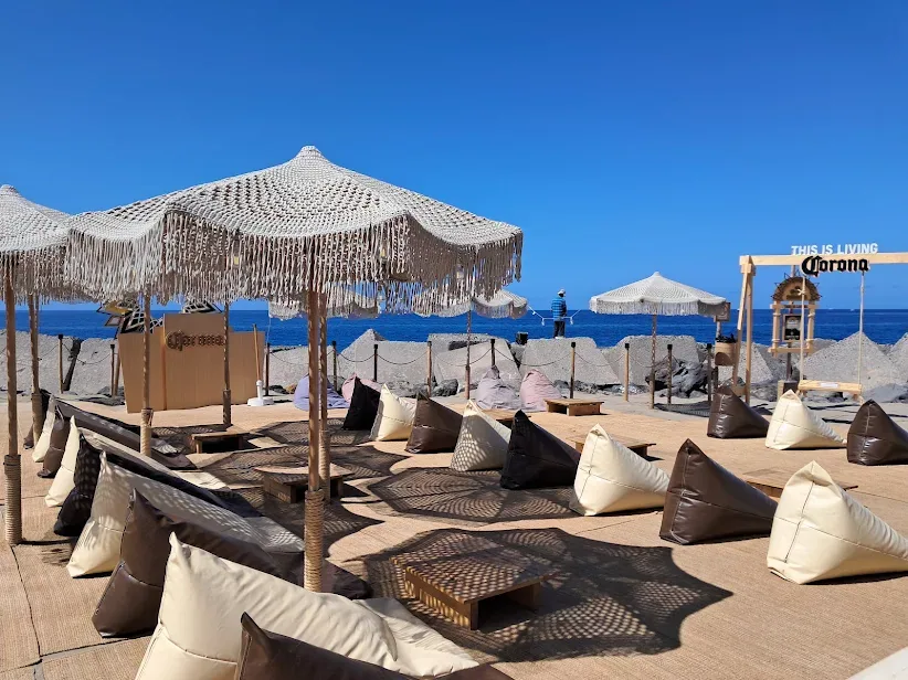 Zona chill con pufs frente al mar