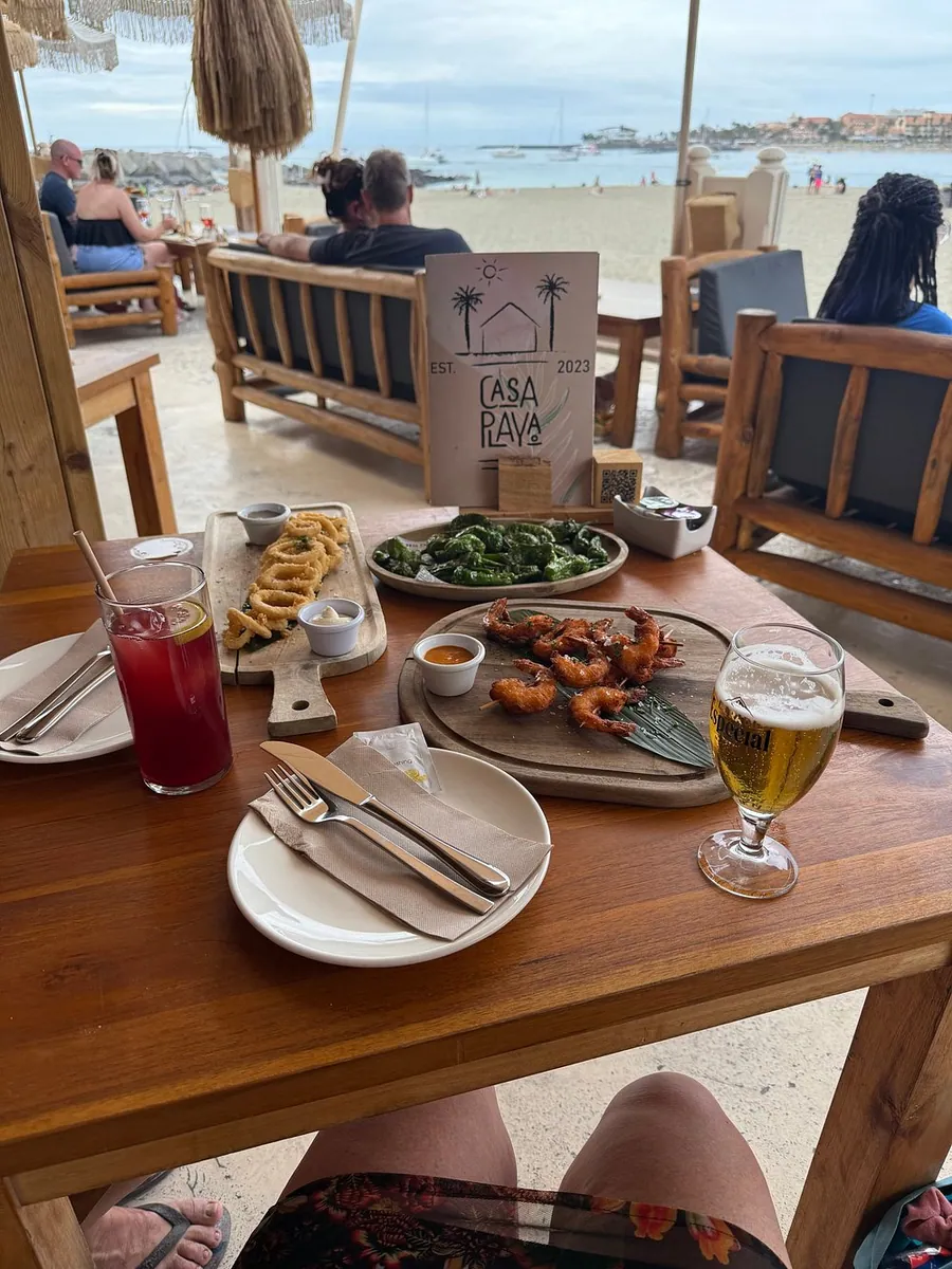 Pescado con ensalada y vistas al mar