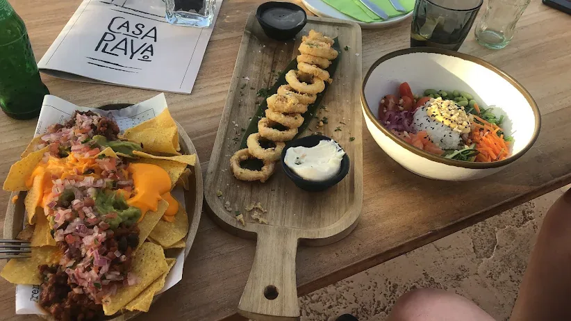 Nachos, calamares y poke bowl