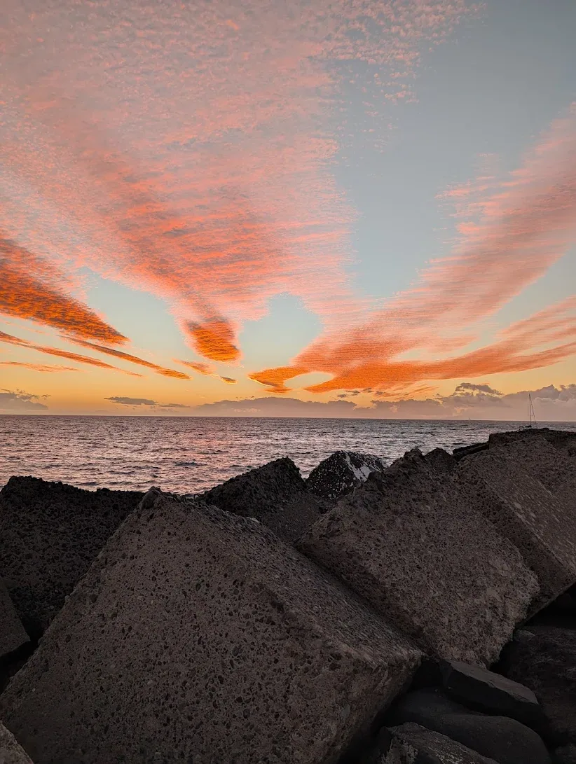 Atardecer rosado sobre el espigón
